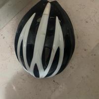 Casco e occhiali da ciclismo