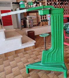 Tappatrice a colonna per tappi in sughero