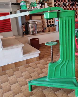 Tappatrice a colonna per tappi in sughero