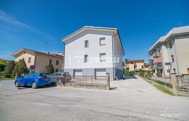 Medolla- Ampio appartamento con 3 camere in palazz