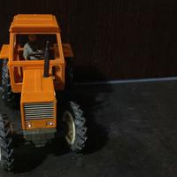 Trattore Fiat 880 dt 1979 con operatore a bordo