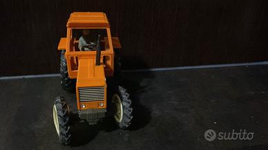 Trattore Fiat 880 dt 1979 con operatore a bordo