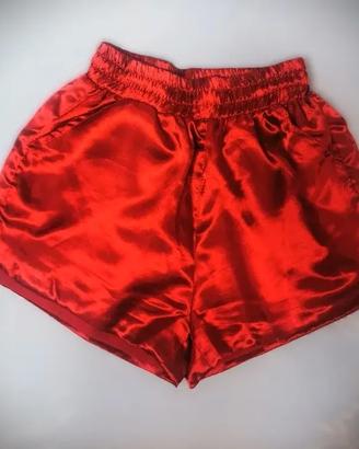 Pantaloncini in raso.