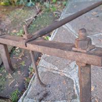 piccolo vecchio erpice segna righe per semina