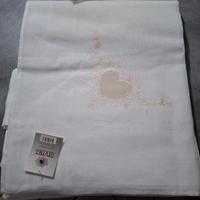 Tovaglia in lino ricamata a mano