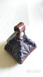 portachiavi piramide con giglio, cuoio