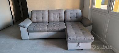 Divano letto grigio chiaro con vano porta oggetti