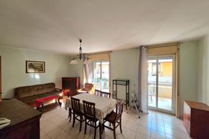 Appartamento luminoso con garage e giardino comune