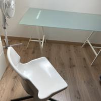 Scrivania in vetro Ikea