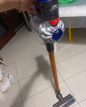 Aspirapolvere Senza Fili Dyson v10 da sistemare