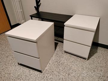 Coppia di comodini bianchi con cassetti 