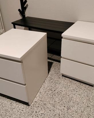Coppia di comodini bianchi con cassetti 