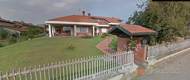 Villa con giardino e ampio garage