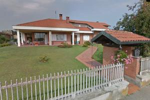 Villa con giardino e ampio garage