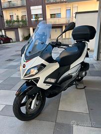 Aprilia SR Max 300 - 2013