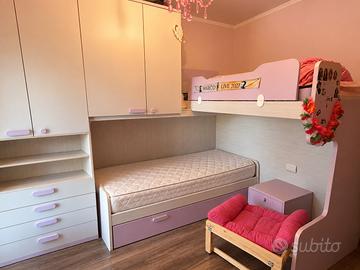 Cameretta bambine , lilla e legno chiaro