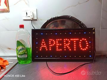 scritta aperto luminosa
