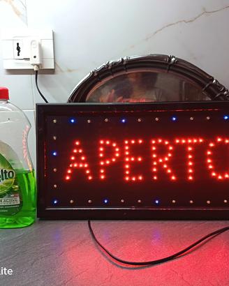 scritta aperto luminosa