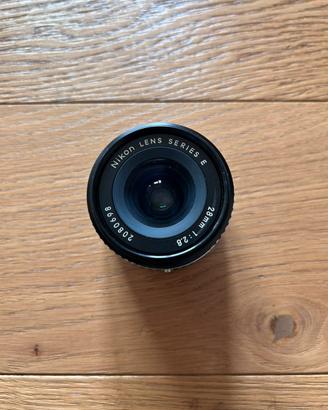 Nikon 28mm f/2.8 Series E – grandangolo