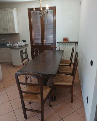 tavolo in massello con sedie
