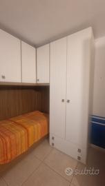 cameretta con letto ,libreria e scrivania