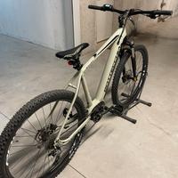 Bicicletta MTB a pedalata assistita
