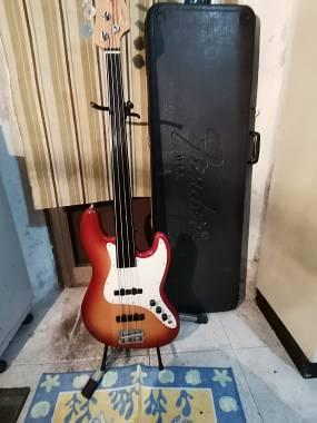 Basso Fender Jazz 1984 modificato freetless + Case