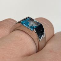 Anello oro bianco e topazio azzurro