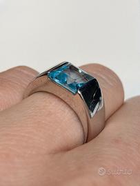 Anello oro bianco e topazio azzurro