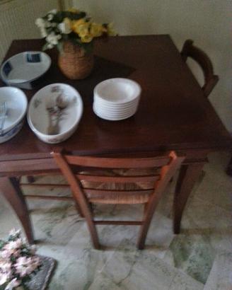 tavolo quadrato in legno massiccio