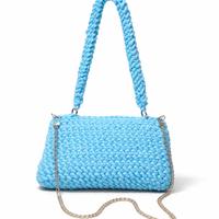 Borsa fatta a mano con manico intrecciato.