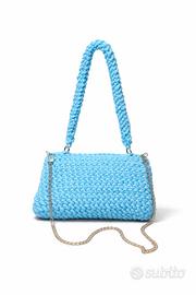 Borsa fatta a mano con manico intrecciato.