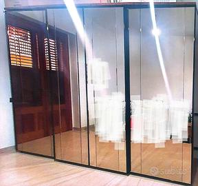 Armadione a vetro con profili in radica di olmo