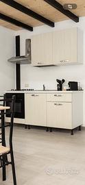 Cucina con tavolo e sedie