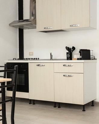Cucina con tavolo e sedie