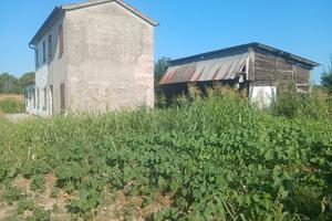 Rustico su lotto edificabile con  terreno agricolo