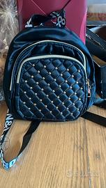 Zainetto nero trapuntato con borchie dorate