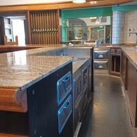 Pregiato bancone bar in legno e granito