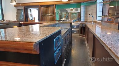 Pregiato bancone bar in legno e granito