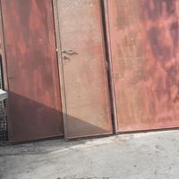 due cancelli in ferro (robusti)