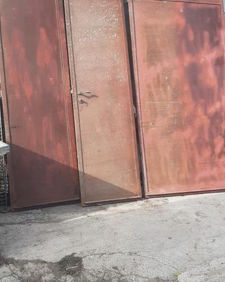 due cancelli in ferro (robusti)