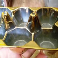 Vassoio portauova in porcellana dorata