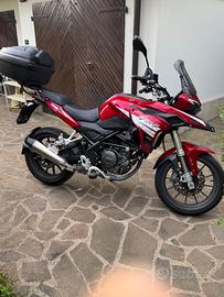 moto Benelli TRK 251