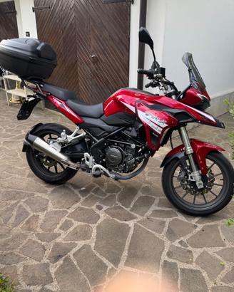 moto Benelli TRK 251