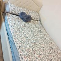 Letto, materasso,scaffale,cuscini,coperta,lenzuole