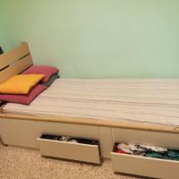 letto a una piazza in legno completo di materasso 