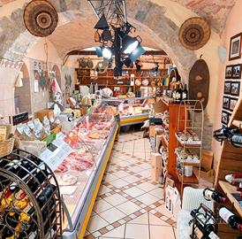 SI  VENDE  MACELLERIA, SALUMERIA, ENOTECA