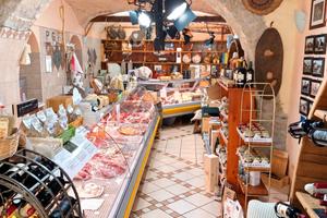 SI  VENDE  MACELLERIA, SALUMERIA, ENOTECA