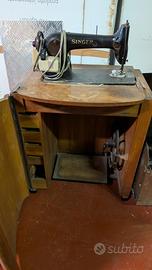 Macchina da cucire d'epoca Singer con mobiletto