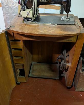 Macchina da cucire d'epoca Singer con mobiletto